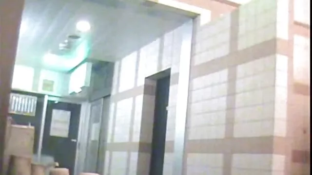 Petite amie amateur chaude jouant son cul sur son lit voir porno arabe