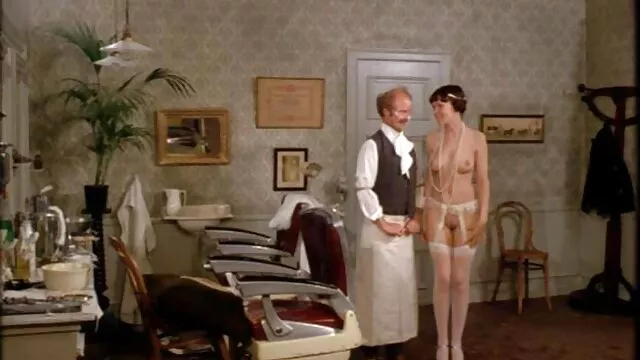 Babe insatiable en film porne arab bas blancs et bottes