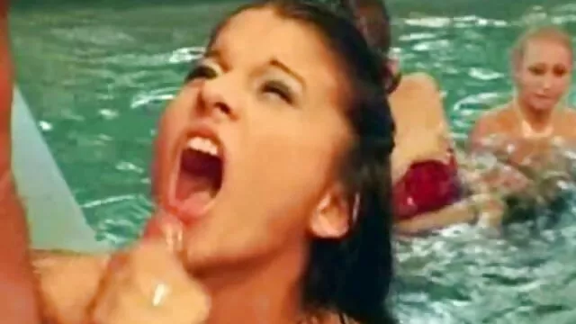 Jeune salope prend beaucoup de sperme dans sa chatte filmes x arabe