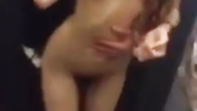 Elle taquine un colocataire timide et arab site porno se masturbe juste à côté de lui