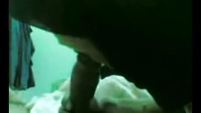Teen se masturbe avec un gros gode rouge en meilleur site porno arabe HD