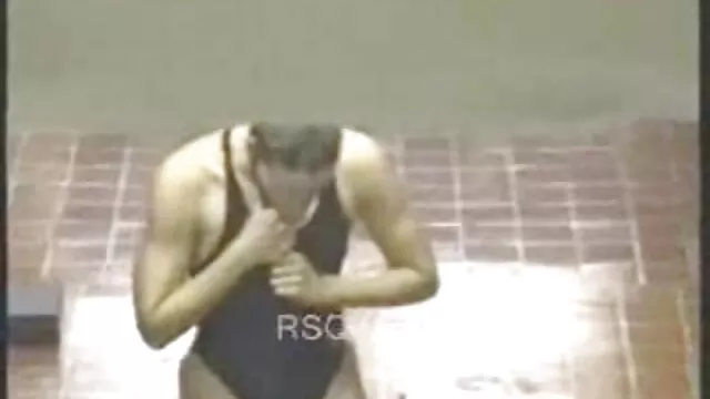 Une milf mariée aux seins incroyables se branle et suce le film arabe x gratuit sperme d'un mec