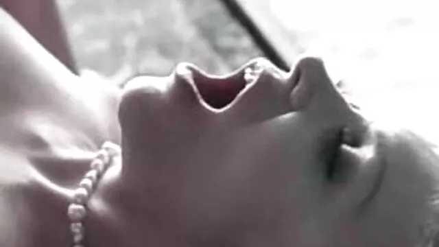 Jolie jeune brune fétichiste irotic arab des pieds suce son orteil et une bite en même temps