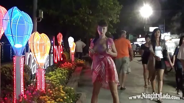Bubble Butt porno hijab gratuit brune se propage et huile son cul avant anal
