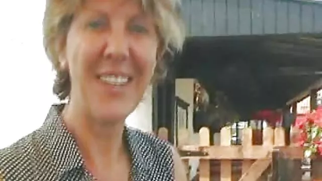 La salope britannique film porno maghrébin Taylor joue avec elle-même à l'extérieur
