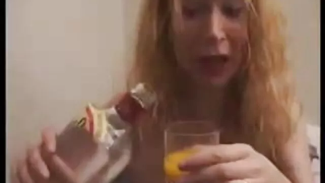 Jeune film porno gratuit en arabe brune se laisse séduire sur le canapé et la prend dans le cul